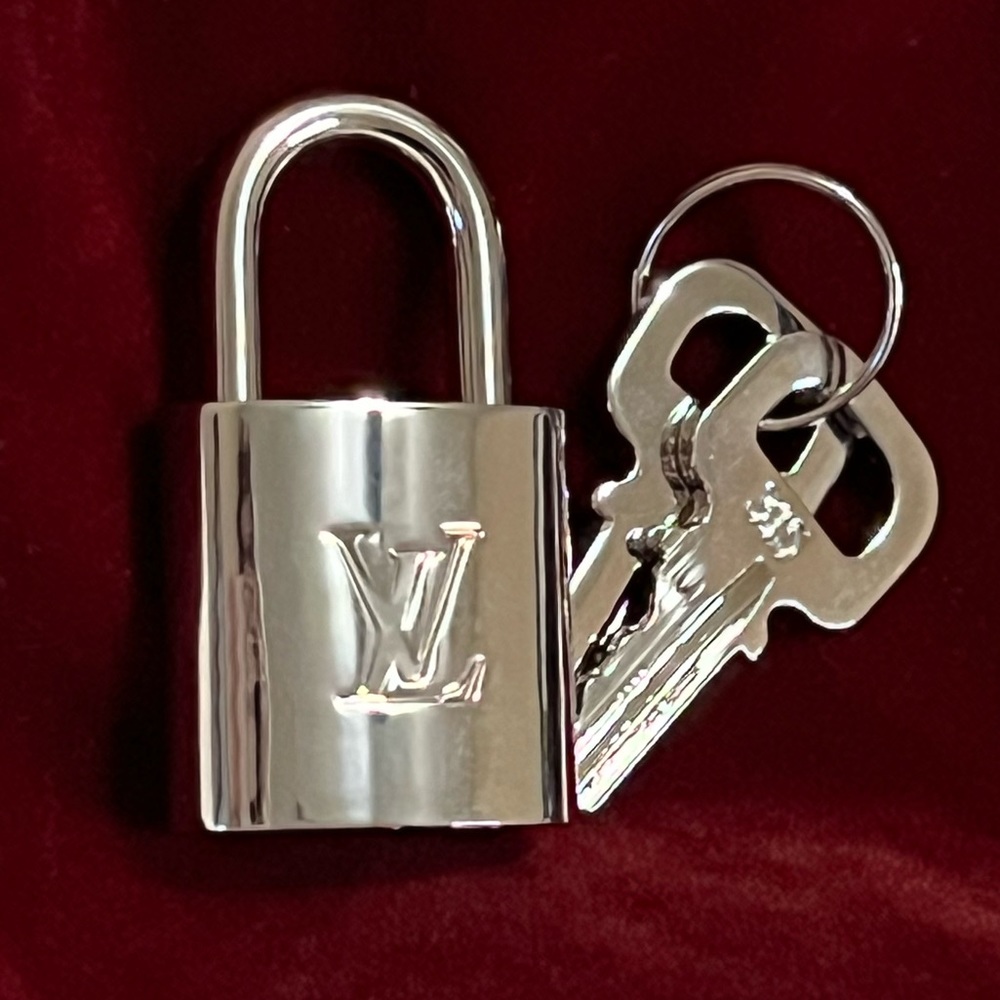 Silver LV Lock & Key #315